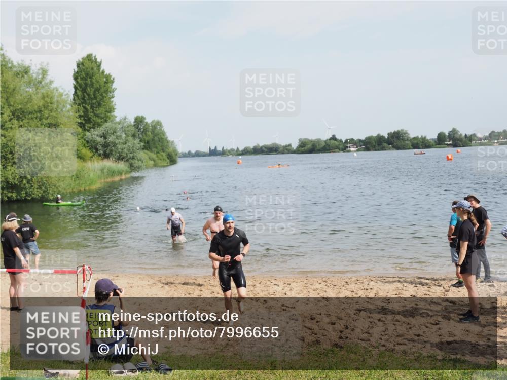 21.06.2025 - 27. Vierlanden-Triathlon MichiJ http://msf.ph/oto/7996655 15.06.2026 09:57:51 Schwimmen 291, 330, 347, 827 meine-sportfotos.de