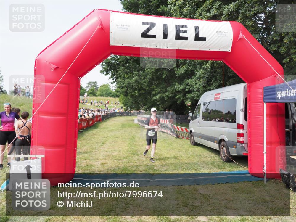 21.06.2025 - 27. Vierlanden-Triathlon MichiJ http://msf.ph/oto/7996674 15.06.2026 11:20:14 Ziel 827 meine-sportfotos.de