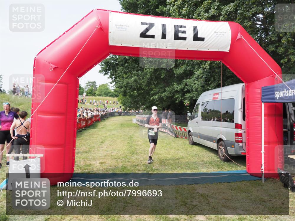 21.06.2025 - 27. Vierlanden-Triathlon MichiJ http://msf.ph/oto/7996693 15.06.2026 11:20:14 Ziel 827 meine-sportfotos.de