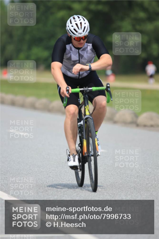 21.06.2025 - 27. Vierlanden-Triathlon H.Heesch http://msf.ph/oto/7996733 15.06.2025 12:22:39 Radfahren 657, 701, 886, 894 meine-sportfotos.de