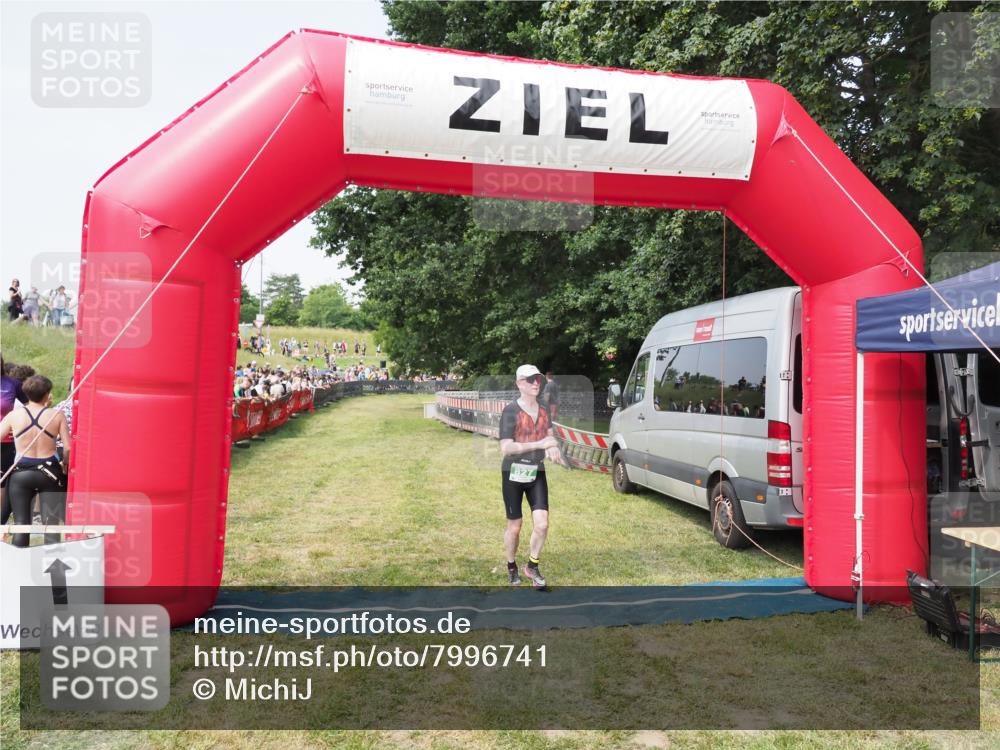 21.06.2025 - 27. Vierlanden-Triathlon MichiJ http://msf.ph/oto/7996741 15.06.2026 11:20:14 Ziel 827 meine-sportfotos.de