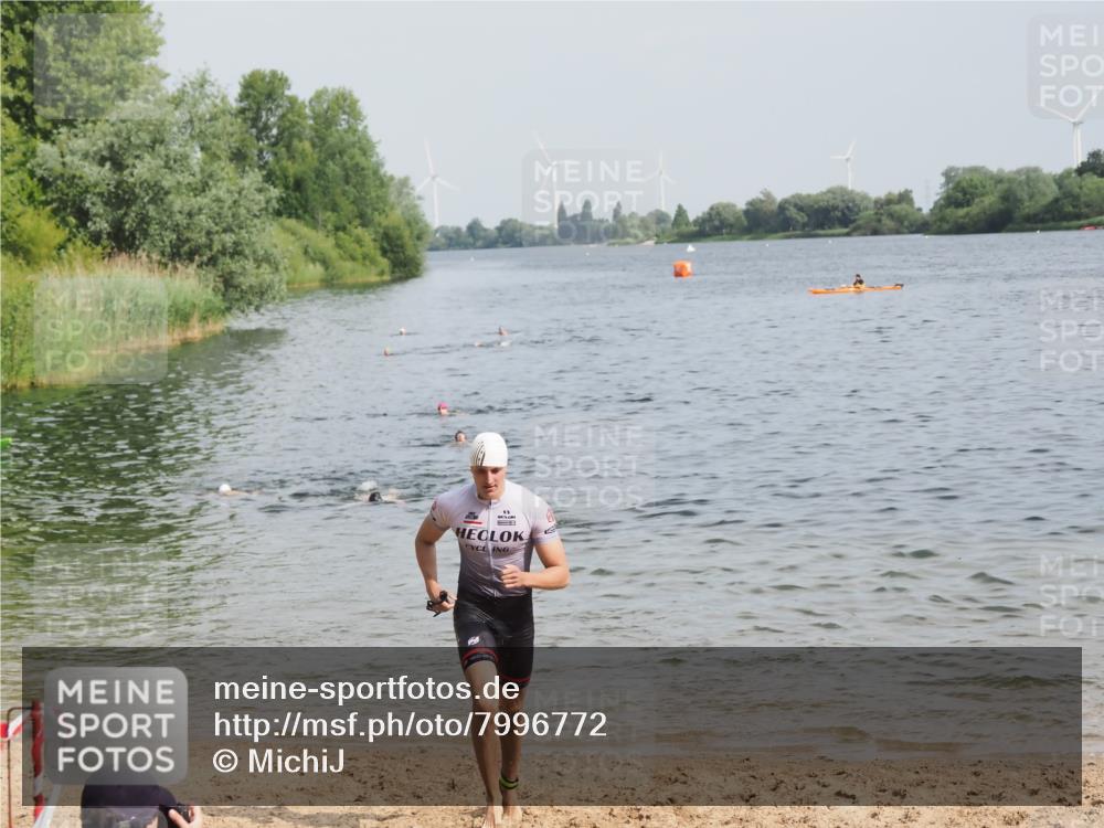 21.06.2025 - 27. Vierlanden-Triathlon MichiJ http://msf.ph/oto/7996772 15.06.2026 09:57:56 Schwimmen 291, 330, 347 meine-sportfotos.de