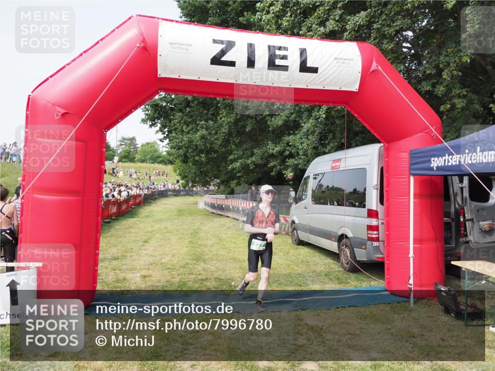 21.06.2025 - 27. Vierlanden-Triathlon MichiJ http://msf.ph/oto/7996780 15.06.2026 11:20:15 Ziel 827 meine-sportfotos.de