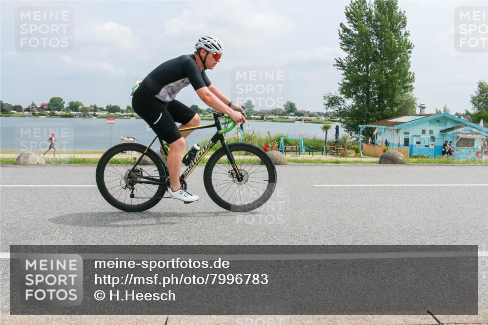 21.06.2025 - 27. Vierlanden-Triathlon H.Heesch http://msf.ph/oto/7996783 15.06.2025 12:22:42 Radfahren 657, 701 meine-sportfotos.de