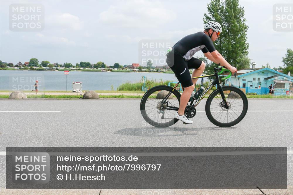 21.06.2025 - 27. Vierlanden-Triathlon H.Heesch http://msf.ph/oto/7996797 15.06.2025 12:22:43 Radfahren 657, 701 meine-sportfotos.de