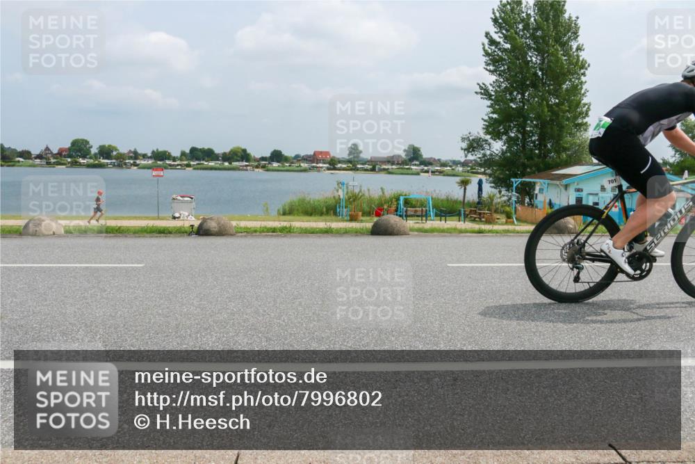 21.06.2025 - 27. Vierlanden-Triathlon H.Heesch http://msf.ph/oto/7996802 15.06.2025 12:22:43 Radfahren 657, 701 meine-sportfotos.de
