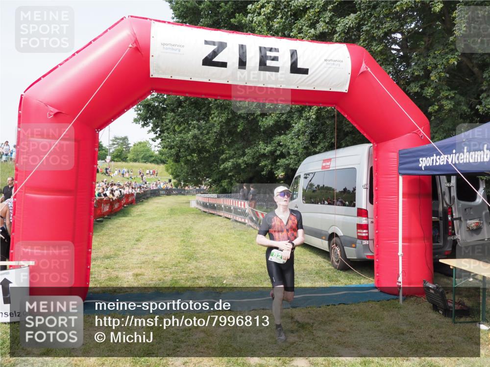 21.06.2025 - 27. Vierlanden-Triathlon MichiJ http://msf.ph/oto/7996813 15.06.2026 11:20:15 Ziel 827 meine-sportfotos.de