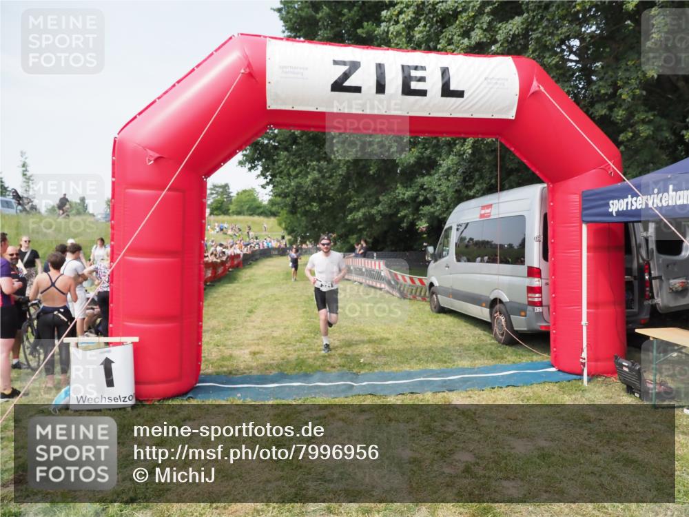 21.06.2025 - 27. Vierlanden-Triathlon MichiJ http://msf.ph/oto/7996956 15.06.2026 11:20:38 Ziel 321, 393 meine-sportfotos.de