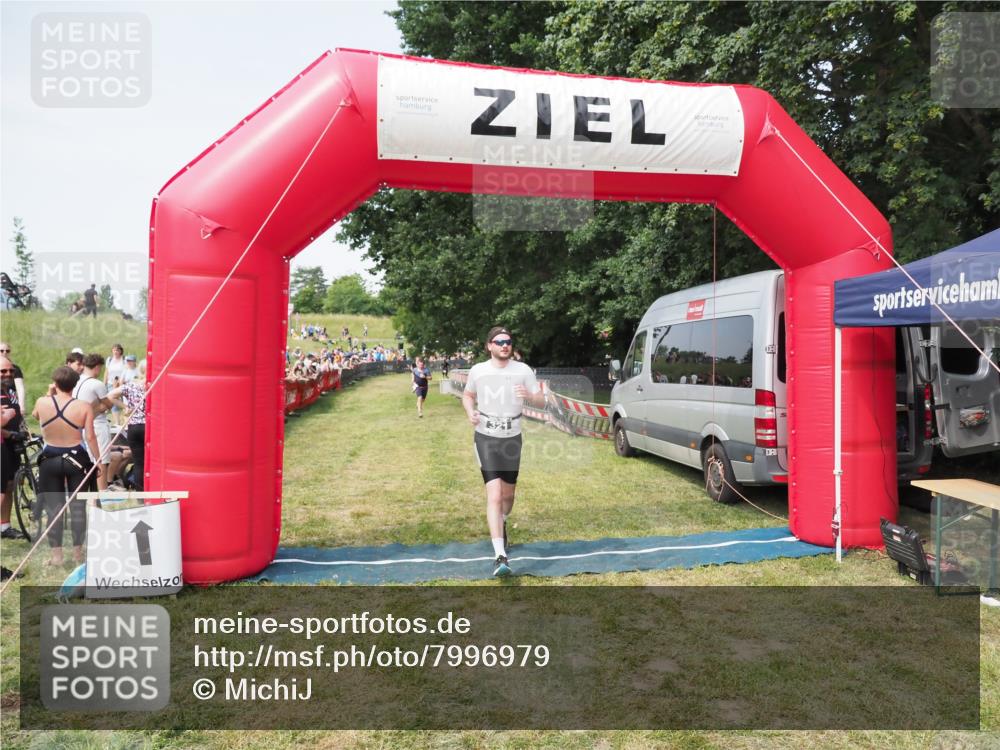 21.06.2025 - 27. Vierlanden-Triathlon MichiJ http://msf.ph/oto/7996979 15.06.2026 11:20:39 Ziel 321, 393 meine-sportfotos.de