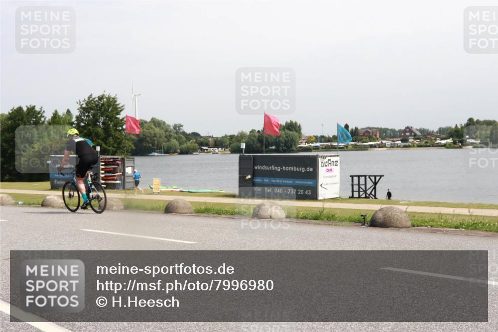 21.06.2025 - 27. Vierlanden-Triathlon H.Heesch http://msf.ph/oto/7996980 15.06.2025 11:31:41 Radfahren 652, 682, 759, 838, 956, 957 meine-sportfotos.de