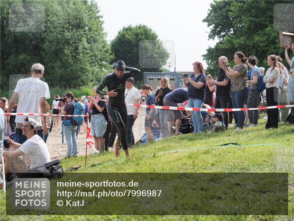 15.06.2025 - 27. Vierlanden-Triathlon KatJ http://msf.ph/oto/7996987 15.06.2025 09:55:45 Schwimmen 272, 273, 300, 303, 548 meine-sportfotos.de