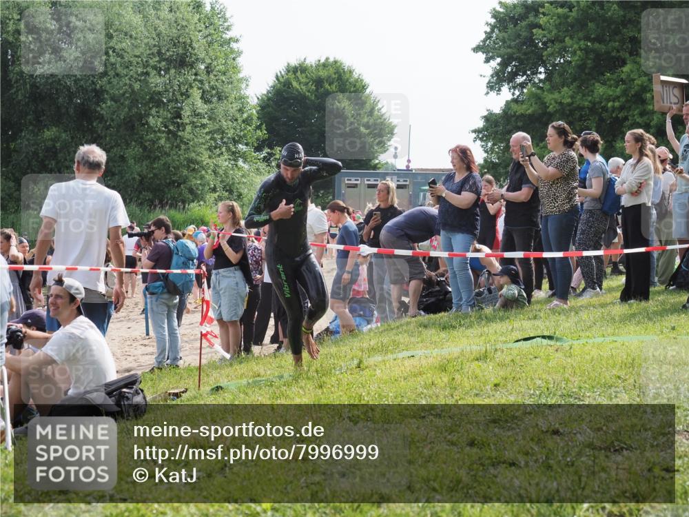 15.06.2025 - 27. Vierlanden-Triathlon KatJ http://msf.ph/oto/7996999 15.06.2025 09:55:45 Schwimmen 272, 273, 300, 303, 548 meine-sportfotos.de