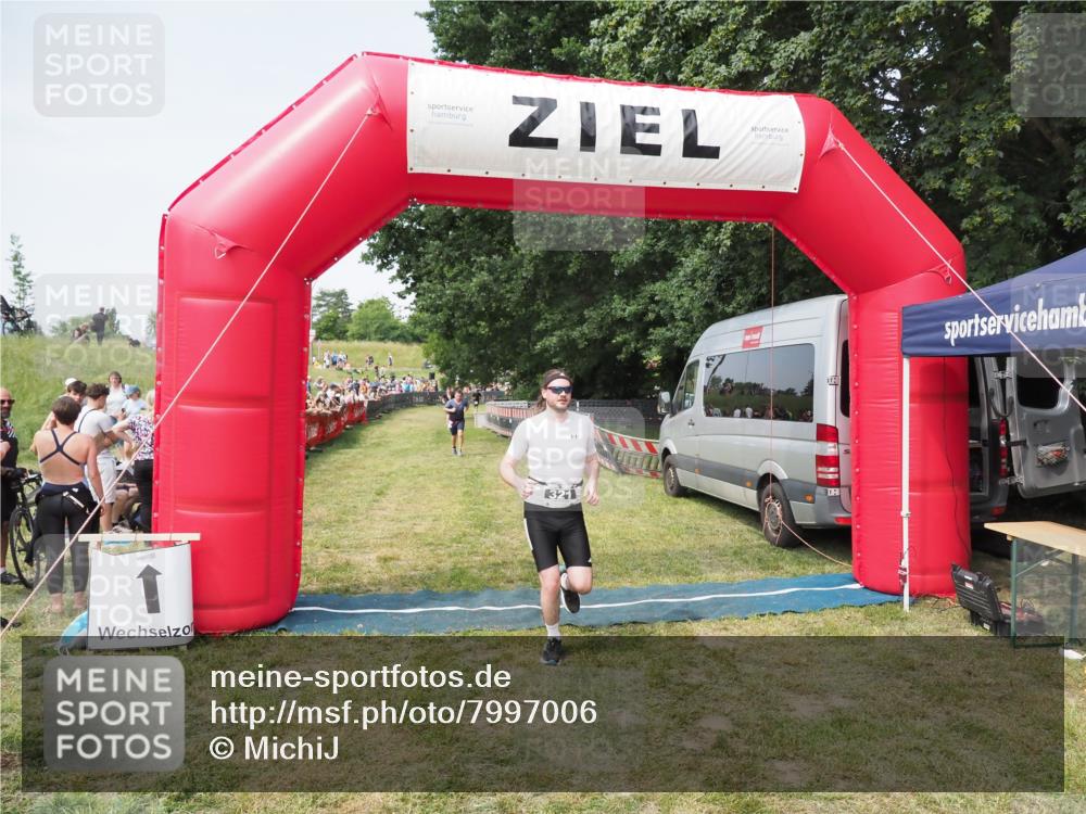 21.06.2025 - 27. Vierlanden-Triathlon MichiJ http://msf.ph/oto/7997006 15.06.2026 11:20:39 Ziel 321, 393 meine-sportfotos.de
