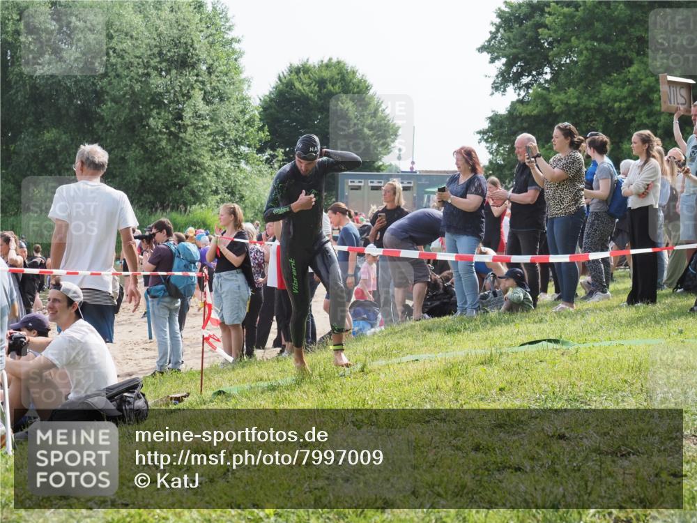 15.06.2025 - 27. Vierlanden-Triathlon KatJ http://msf.ph/oto/7997009 15.06.2025 09:55:45 Schwimmen 272, 273, 300, 303, 548 meine-sportfotos.de