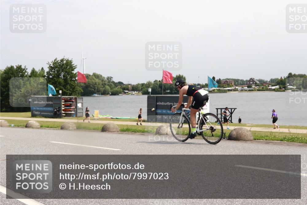 21.06.2025 - 27. Vierlanden-Triathlon H.Heesch http://msf.ph/oto/7997023 15.06.2025 11:31:53 Radfahren 113, 252, 913 meine-sportfotos.de