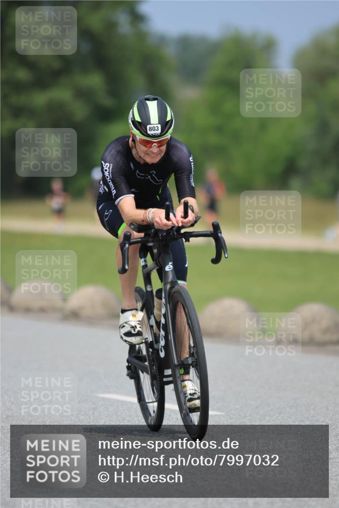 21.06.2025 - 27. Vierlanden-Triathlon H.Heesch http://msf.ph/oto/7997032 15.06.2025 12:23:44 Radfahren 803, 840 meine-sportfotos.de