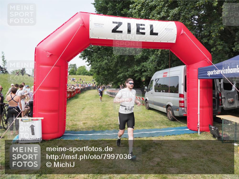 21.06.2025 - 27. Vierlanden-Triathlon MichiJ http://msf.ph/oto/7997036 15.06.2026 11:20:39 Ziel 321, 393 meine-sportfotos.de