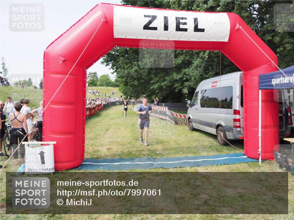 21.06.2025 - 27. Vierlanden-Triathlon MichiJ http://msf.ph/oto/7997061 15.06.2026 11:20:42 Ziel 321, 370, 393 meine-sportfotos.de