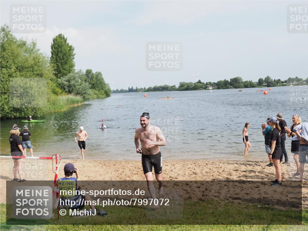 21.06.2025 - 27. Vierlanden-Triathlon MichiJ http://msf.ph/oto/7997072 15.06.2026 09:58:14 Schwimmen 289, 321, 360 meine-sportfotos.de