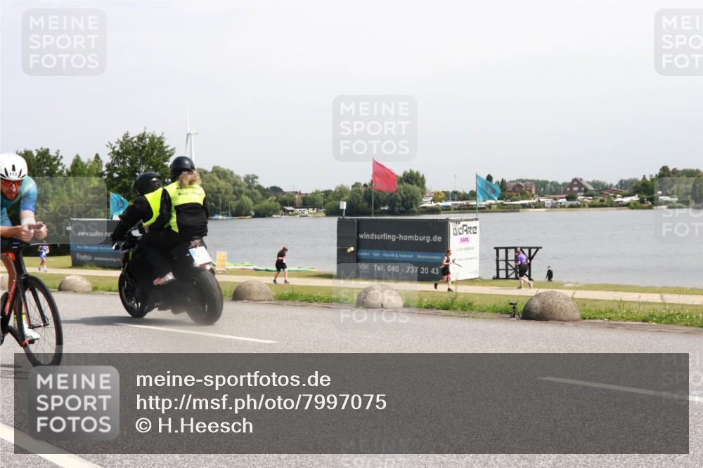 21.06.2025 - 27. Vierlanden-Triathlon H.Heesch http://msf.ph/oto/7997075 15.06.2025 11:31:55 Radfahren 113, 252, 898, 913 meine-sportfotos.de