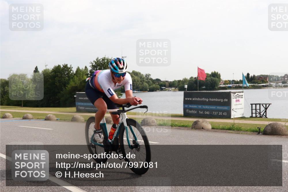 15.06.2025 - 27. Vierlanden-Triathlon H.Heesch http://msf.ph/oto/7997081 15.06.2025 09:32:12 Radfahren 123, 193, 225 meine-sportfotos.de