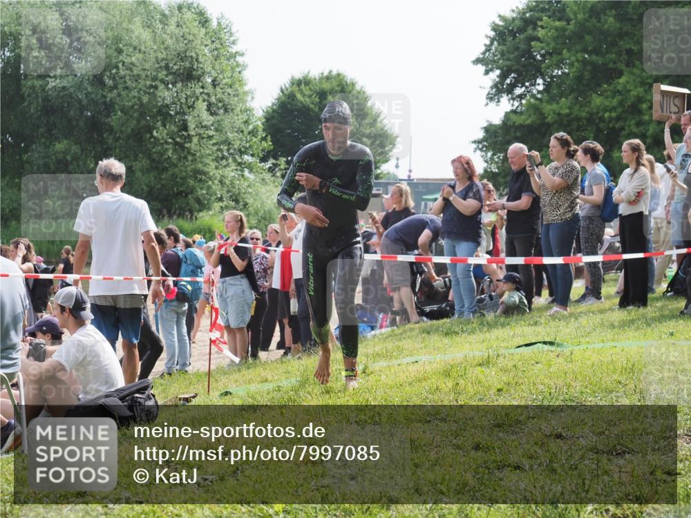15.06.2025 - 27. Vierlanden-Triathlon KatJ http://msf.ph/oto/7997085 15.06.2025 09:55:46 Schwimmen 273, 300, 303 meine-sportfotos.de