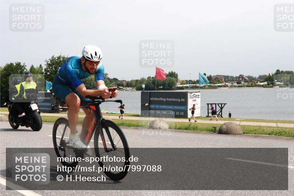21.06.2025 - 27. Vierlanden-Triathlon H.Heesch http://msf.ph/oto/7997088 15.06.2025 11:31:55 Radfahren 113, 252, 898, 913 meine-sportfotos.de