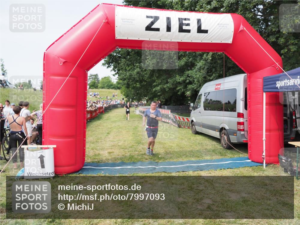 21.06.2025 - 27. Vierlanden-Triathlon MichiJ http://msf.ph/oto/7997093 15.06.2026 11:20:42 Ziel 321, 370, 393 meine-sportfotos.de
