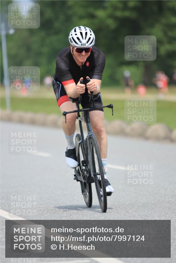 21.06.2025 - 27. Vierlanden-Triathlon H.Heesch http://msf.ph/oto/7997124 15.06.2025 12:24:04 Radfahren 658, 871 meine-sportfotos.de