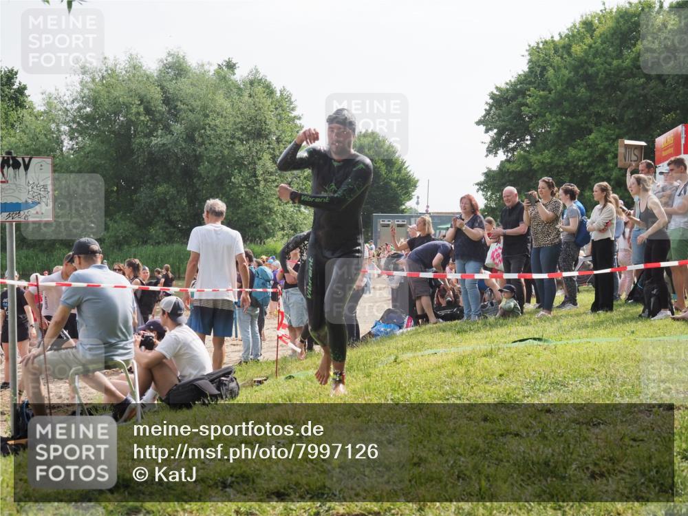 15.06.2025 - 27. Vierlanden-Triathlon KatJ http://msf.ph/oto/7997126 15.06.2025 09:55:46 Schwimmen 273, 300, 303 meine-sportfotos.de