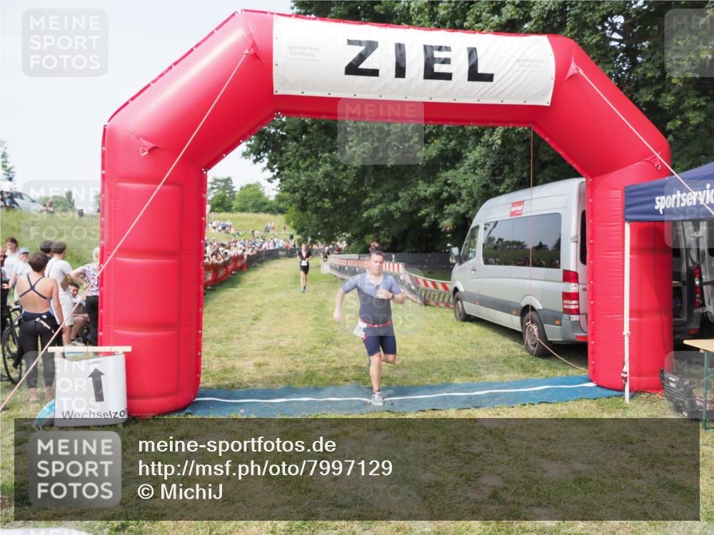 21.06.2025 - 27. Vierlanden-Triathlon MichiJ http://msf.ph/oto/7997129 15.06.2026 11:20:42 Ziel 321, 370, 393 meine-sportfotos.de