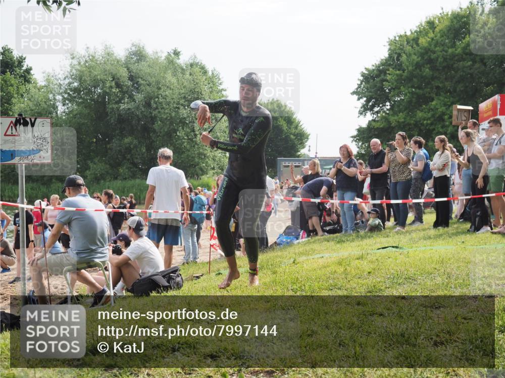 15.06.2025 - 27. Vierlanden-Triathlon KatJ http://msf.ph/oto/7997144 15.06.2025 09:55:47 Schwimmen 273, 300, 303, 331, 338 meine-sportfotos.de