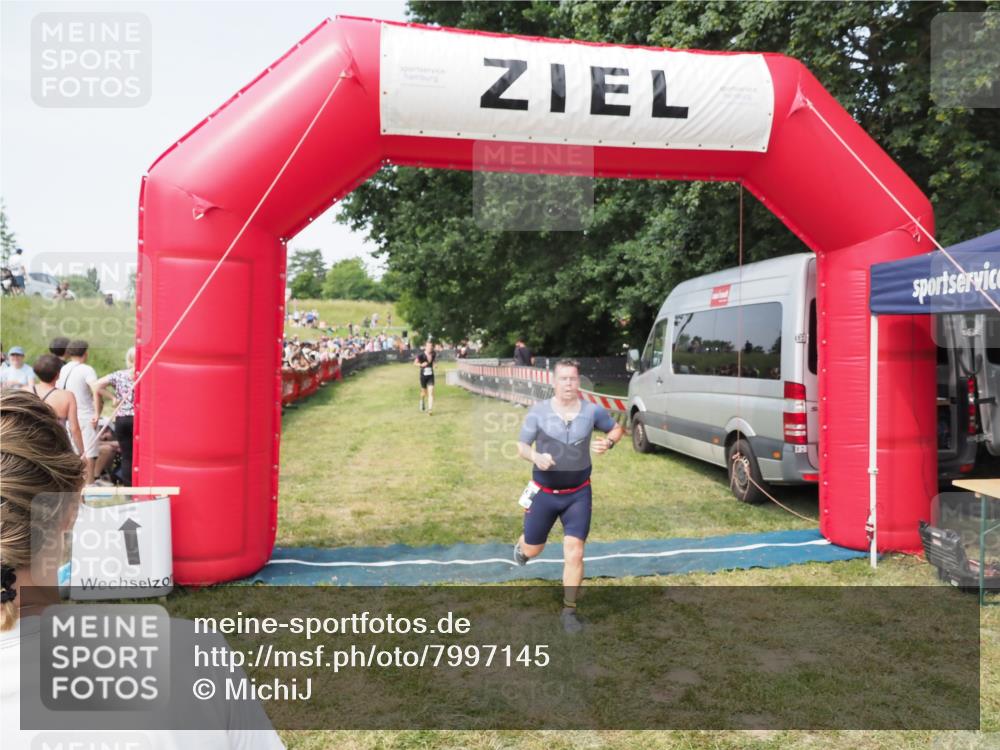 21.06.2025 - 27. Vierlanden-Triathlon MichiJ http://msf.ph/oto/7997145 15.06.2026 11:20:43 Ziel 321, 370, 393 meine-sportfotos.de