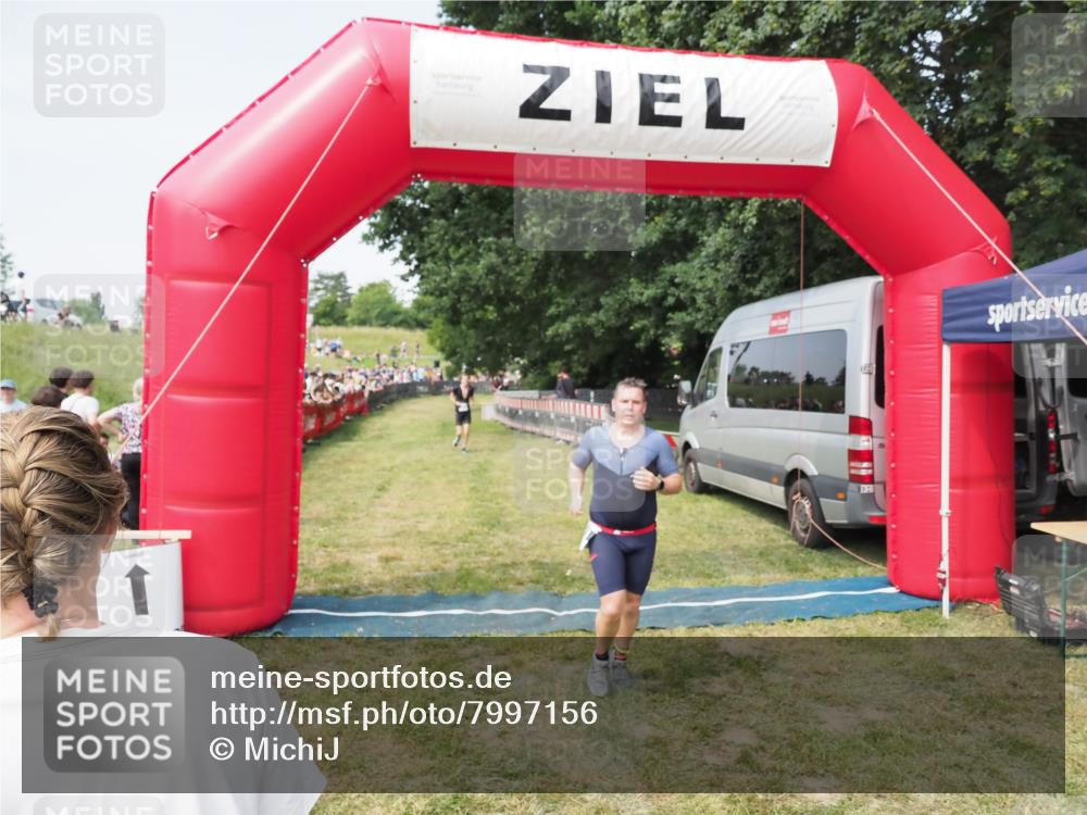 21.06.2025 - 27. Vierlanden-Triathlon MichiJ http://msf.ph/oto/7997156 15.06.2026 11:20:43 Ziel 321, 370, 393 meine-sportfotos.de