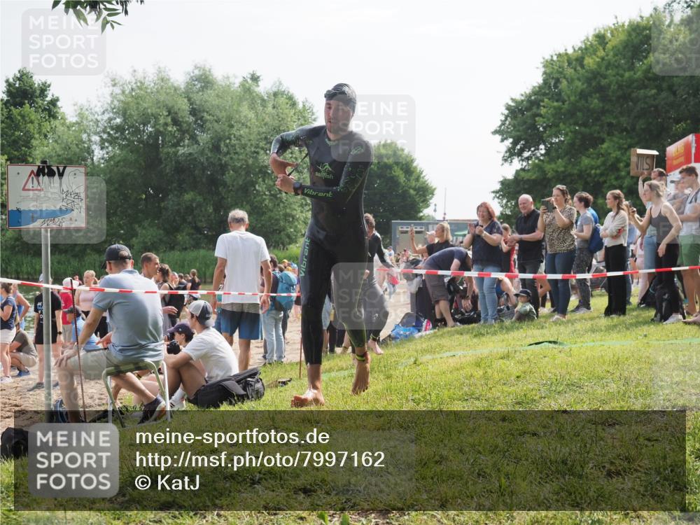 15.06.2025 - 27. Vierlanden-Triathlon KatJ http://msf.ph/oto/7997162 15.06.2025 09:55:47 Schwimmen 273, 300, 303, 331, 338 meine-sportfotos.de