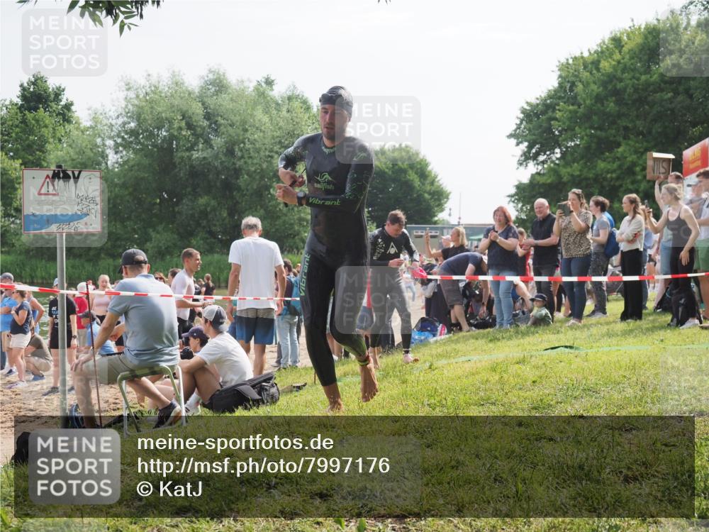 15.06.2025 - 27. Vierlanden-Triathlon KatJ http://msf.ph/oto/7997176 15.06.2025 09:55:47 Schwimmen 273, 300, 303, 331, 338 meine-sportfotos.de