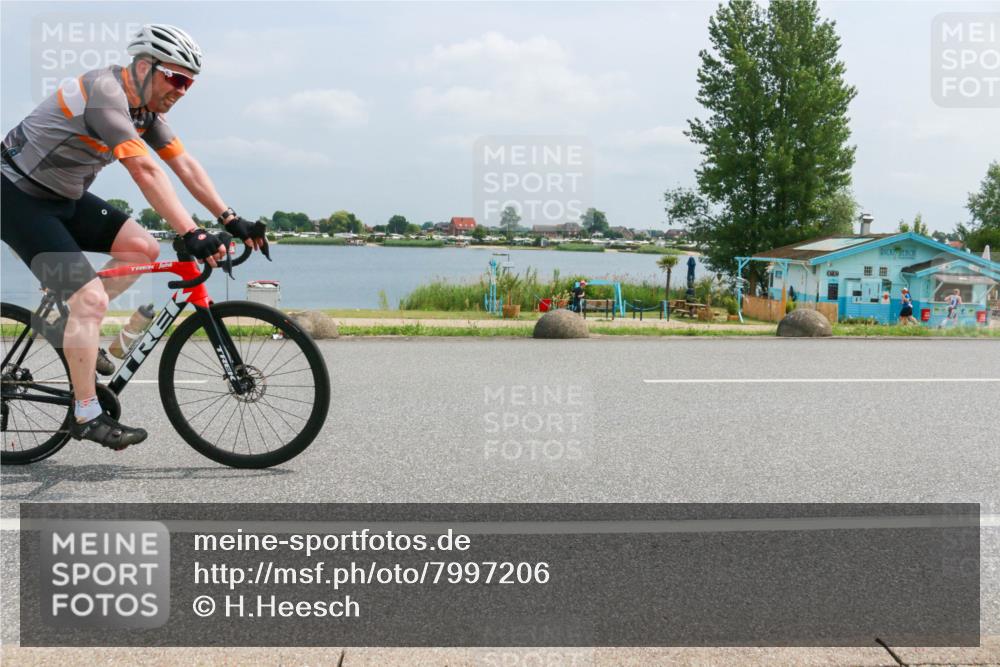 21.06.2025 - 27. Vierlanden-Triathlon H.Heesch http://msf.ph/oto/7997206 15.06.2025 12:25:19 Radfahren 801 meine-sportfotos.de