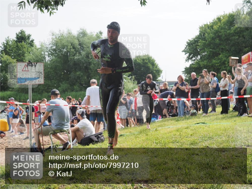 15.06.2025 - 27. Vierlanden-Triathlon KatJ http://msf.ph/oto/7997210 15.06.2025 09:55:47 Schwimmen 273, 300, 303, 331, 338 meine-sportfotos.de
