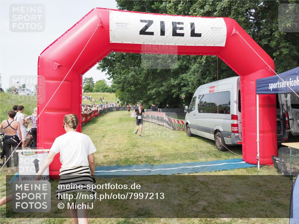 21.06.2025 - 27. Vierlanden-Triathlon MichiJ http://msf.ph/oto/7997213 15.06.2026 11:20:45 Ziel 321, 370, 393 meine-sportfotos.de