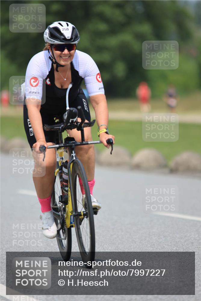 21.06.2025 - 27. Vierlanden-Triathlon H.Heesch http://msf.ph/oto/7997227 15.06.2025 12:24:13 Radfahren 250, 918, 962 meine-sportfotos.de