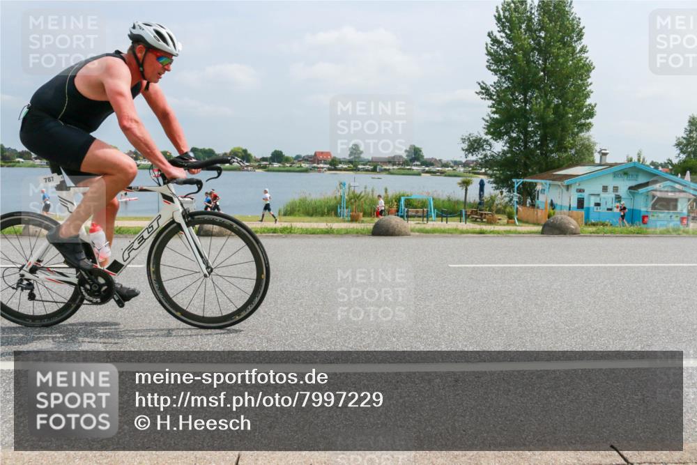 21.06.2025 - 27. Vierlanden-Triathlon H.Heesch http://msf.ph/oto/7997229 15.06.2025 12:25:29 Radfahren 717, 787, 847 meine-sportfotos.de
