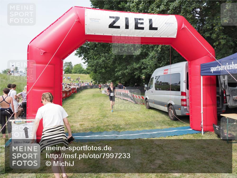21.06.2025 - 27. Vierlanden-Triathlon MichiJ http://msf.ph/oto/7997233 15.06.2026 11:20:45 Ziel 321, 370, 393 meine-sportfotos.de