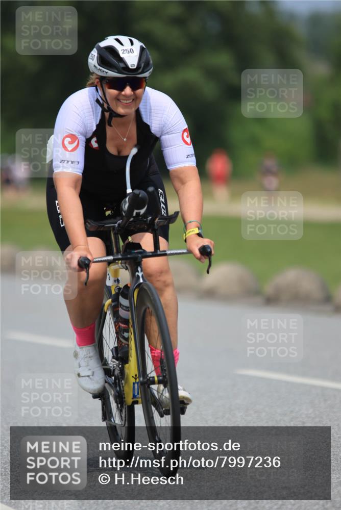 21.06.2025 - 27. Vierlanden-Triathlon H.Heesch http://msf.ph/oto/7997236 15.06.2025 12:24:13 Radfahren 250, 918, 962 meine-sportfotos.de