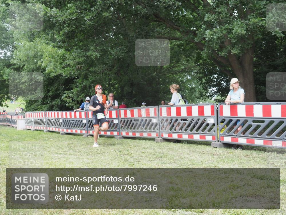 21.06.2025 - 27. Vierlanden-Triathlon KatJ http://msf.ph/oto/7997246 15.06.2025 12:50:39 Ziel 693 meine-sportfotos.de