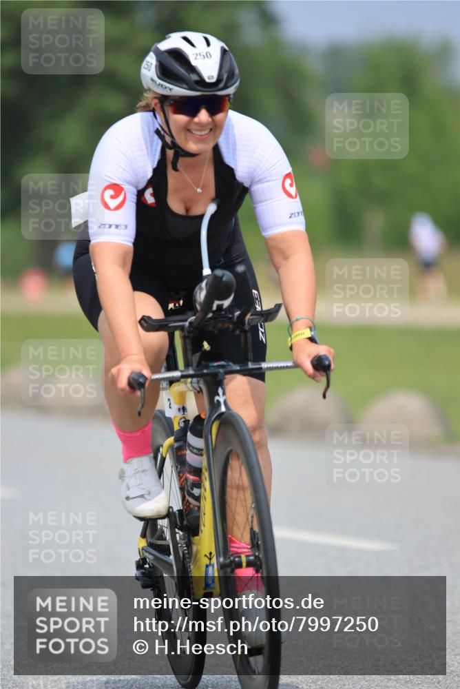21.06.2025 - 27. Vierlanden-Triathlon H.Heesch http://msf.ph/oto/7997250 15.06.2025 12:24:13 Radfahren 250, 918, 962 meine-sportfotos.de