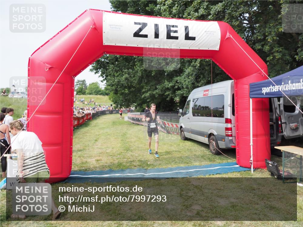 21.06.2025 - 27. Vierlanden-Triathlon MichiJ http://msf.ph/oto/7997293 15.06.2026 11:20:46 Ziel 321, 370, 393 meine-sportfotos.de