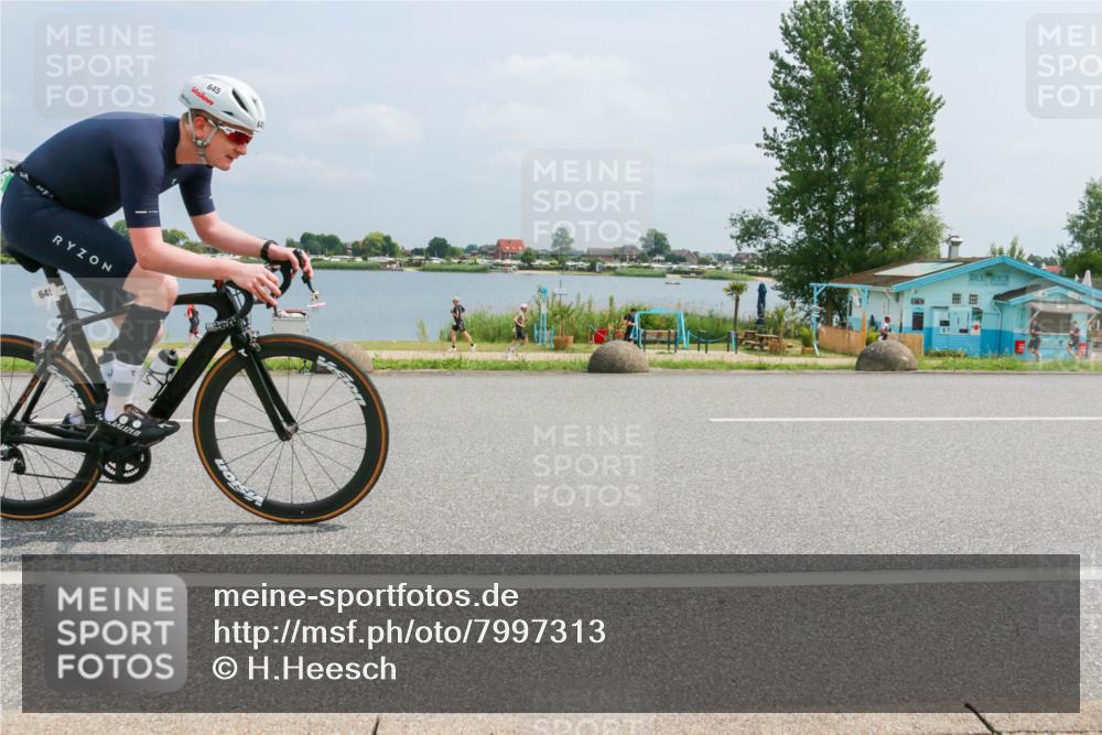 21.06.2025 - 27. Vierlanden-Triathlon H.Heesch http://msf.ph/oto/7997313 15.06.2025 12:25:47 Radfahren 645, 981 meine-sportfotos.de