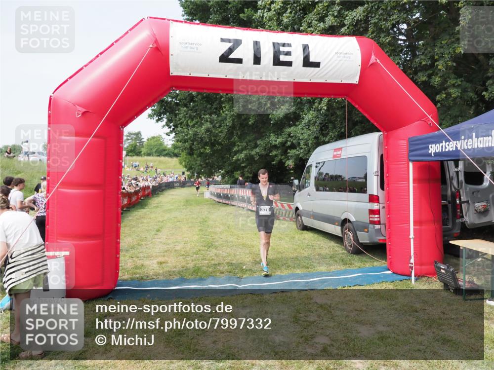 21.06.2025 - 27. Vierlanden-Triathlon MichiJ http://msf.ph/oto/7997332 15.06.2026 11:20:46 Ziel 321, 370, 393 meine-sportfotos.de