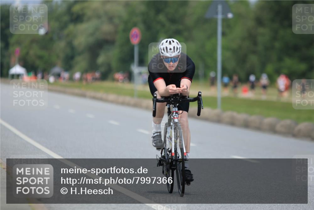 21.06.2025 - 27. Vierlanden-Triathlon H.Heesch http://msf.ph/oto/7997366 15.06.2025 12:24:45 Radfahren 738 meine-sportfotos.de