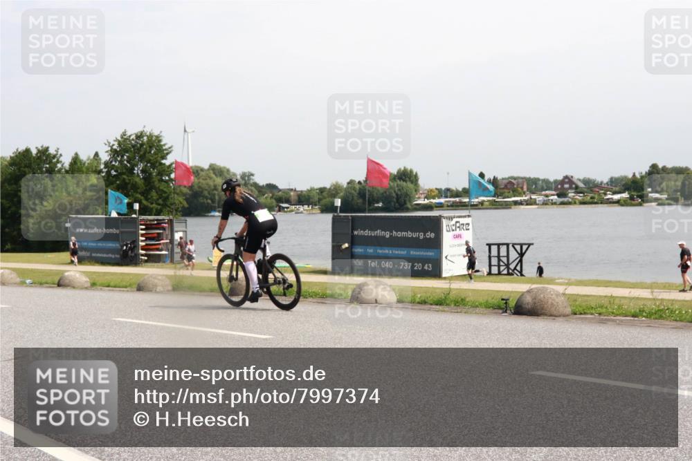 21.06.2025 - 27. Vierlanden-Triathlon H.Heesch http://msf.ph/oto/7997374 15.06.2025 11:32:26 Radfahren 889, 955 meine-sportfotos.de